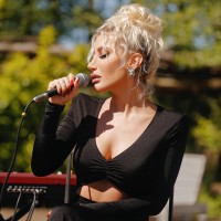 İrem Derici - Sevmek Bizi İşimiz (Akustik) mp3 скачать